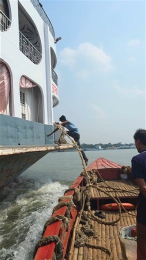 How the boat tied to the moving wave-7 ship. The ship moved up and down. #shorts #trending
