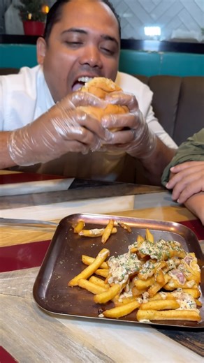 Food Inc R.D. 🇩🇴 on Instagram: "🔥🍔 Esto no es una hamburguesa cualquiera. Esto es Chef Joe cambiando el juego con el nuevo menú de FoodInc. Patty artesanal de camarón, con cebolla ahumada al Vesubio, tomate fresco y aguacate a la plancha. Bañada en salsa de chipotle ahumada, cebolla crocante, crema de tocineta y bacon caramelizado 😮‍💨🔥 Acompañada de papas fritas con crema de tocineta, puerro y cebolla. Sí… así mismo. 🍸 Buena coctelería 🔥 Comida que rompe todos los esquemas ✨ Un menú nue