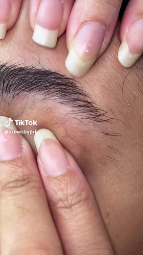 A quick transformation ✨ #brows #browsbypri #fairybrowmother #oddlysatisfying #browboss #browwisperer #browartistsworldwide #thread #fullbrows #browsonfleek #beforeafter #precision #closeup #threading #fluffybrows #browartistsworldwide