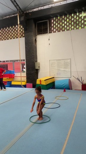 Circuitinho focando em finalização, postura, lateralidade e estabilização. #gymnast #gymnastics #ginastas #ginastica #ginasticaartistica #ginasta #ginasticaolimpica #gymnasticschallenge #flaginastica