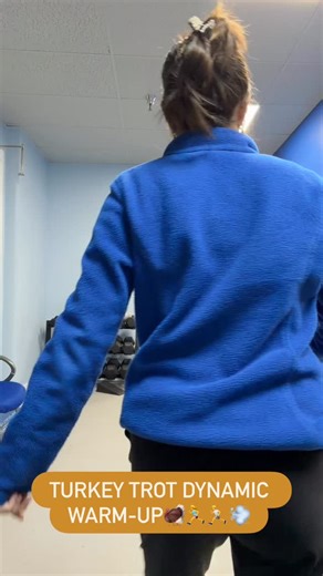 Before you lace up for your Turkey Trot, don’t skip your warm-up! A dynamic warm-up prepares your body for running by moving your muscles and joints through controlled, active motions … not holding static stretches. Here’s why it’s important: 🔹Increases blood flow to working muscles so you start your run feeling loose instead of stiff. 🔹Improves mobility in key areas like hips, ankles, and thoracic spine for smoother, more efficient stride mechanics. 🔹Activates major muscle groups (glutes, qu