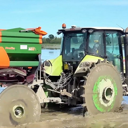 Could you tell me what type of machine this is and what it’s spreading? 🤔 #reels #tractorlife #fblifestyle #farmlife | Big Machines