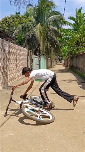 4 Amazing Cycle Stunts😎 #shortsfeed #youtubeshorts #cycle #stunt