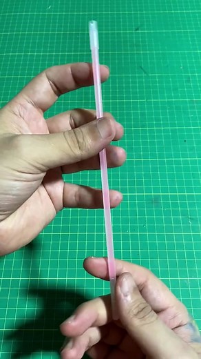 O que tem dentro dessas pulseiras de neon? Como a galera gosta quanto eu apareço com tinta que brilha no escuro resolvi especiar como funciona nas pulseiras de neon.