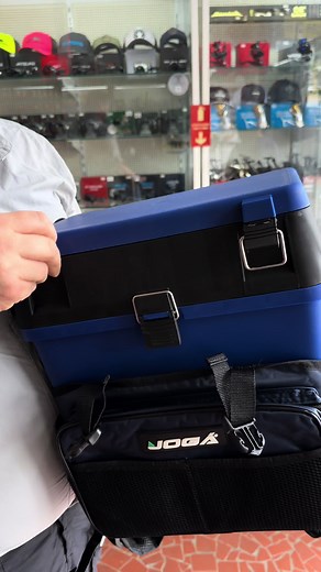 🎣 Chegou a Fishing Box da Jogá! Praticidade e organização para suas pescarias. ✅ Mochila Banco: Carregue seus acessórios com conforto e use como assento (suporta até 105 kg). ✅ Compartimentos inteligentes: Espaço interno para até 8 kg e bolsos externos para estojos e documentos. ✅ Resistente e impermeável: Pronta para qualquer aventura, seja em água doce ou salgada. ✅ Cores disponíveis: Azul, camuflado e verde. 📲 Ideal para quem quer tudo à mão e com estilo! Quem vai garantir a sua? #FishingBo