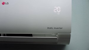 Não lembra onde deixou o controle remoto do seu LG DUAL Inverter VOICE? Não tem problema. Use a sua voz: “OK, Google, ligar o ar-condicionado” e aproveite o máximo resfriamento. #MaisEconomia #ArCondicionado #MaisSilencioso #LGDUALInverterVOICE | LG Global