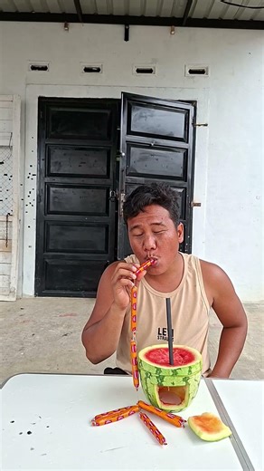 makan sosis didalam semangka !!!