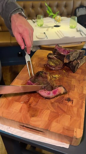 Cottura e taglio da 10 e lode 📍MeatEater Steak&Wine - Praga | Braciamiancora.com