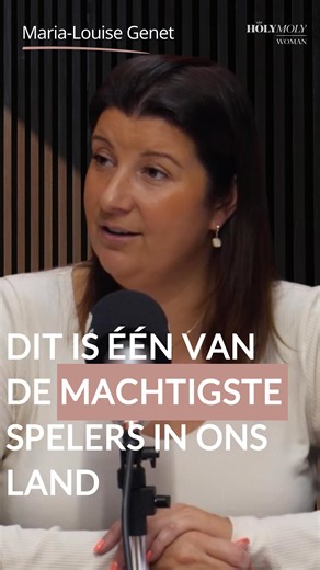 HOLY MOLY WOMAN l Ontwaak je Vrouwelijke Kracht en Wijsheid on Instagram: "⚖️ Veel vrouwen hebben nog nooit van de landsadvocaat gehoord. Toch is dit één van de machtigste spelers in ons land: het advocatenkantoor dat de Nederlandse Staat - en dus indirect ook jou als burger - vertegenwoordigt in rechtszaken tegen de overheid. Sinds 2018 is dat kantoor Pels Rijcken. En daar wringt het, zo legt Maria-Louise Genet in onze podcast uit. De landsadvocaat zou in de basis het algemeen belang moeten die