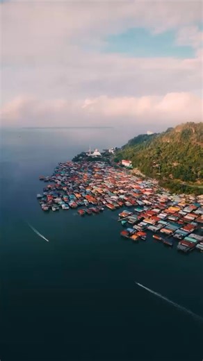 From street bites to seafood feasts – Sandakan isn’t just a destination, it’s a full-on flavour journey. Come hungry, leave with stories. Let your taste buds do the exploring. ✨ Fly from Kota Kinabalu to Sandakan – fares start from just RM79* *All-in one-way. T&Cs apply.​ 📹: @traciagoh, @a.cyb, @semambrose22, @balinrooftop, @fish00fish, @pinpongdush #FireflyAirlines #FlyWithFirefly #FlySmarterWithFirefly #Sandakan | Firefly Airlines