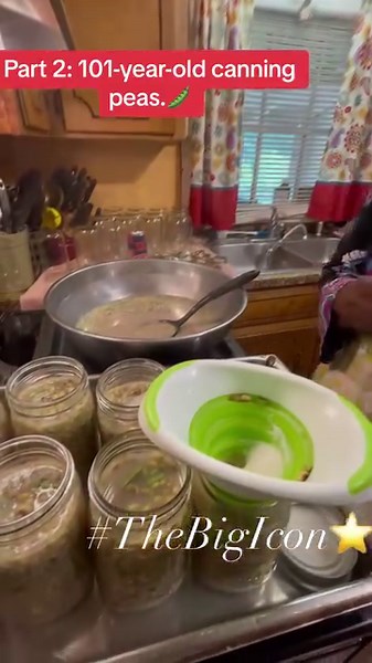 101-YEAR-OLD LADY CANNING PEAS. 🎞:maxineperkinswordsmith Donations: $ShowGrannyLove #TheBigIcon⭐️ | Vincent-Tennell