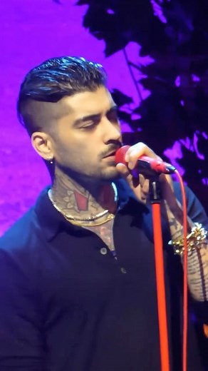 ZQUAD - ZAYN on Instagram: "Zayn performing ‘Alienated’ in NYC, Night 2! 🗽🫶🏼 #zayn #zaynmalik #zquad #ZaynSTTSTour #roomunderthestairs #onedirection"