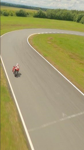 Ducati Panigale V4 @ Circuit Clastres Drone POV