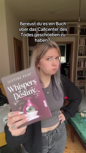 Buch: Whispers of Destiny Bereust du es ein Buch über das Callcenter des Todes geschrieben zu haben? Bildbeschreibung: Ju hält das Buch in der Hand und spricht den Sound mit #booktok #buchempfehlung #lesen