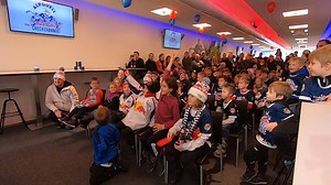 Da haben die Mitglieder der CheckerBande unsere beiden Profis Konrad Abeltshauser und Andi Eder auf der Kinder-Pressekonferenz ja richtig ausgequetscht 😃 Wie oft wird beim Deutschen Meister gewaschen? War Andi ein guter Schüler? Und was ist Konis "Strafbank-Rekord"? Seht selbst: | Red Bull München