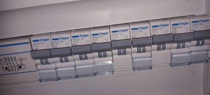 Quelle habilitation électrique pour réarmer un disjoncteur ?