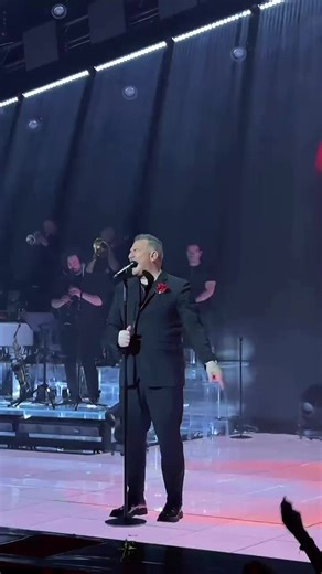 Κλειστά τα στόματα: Ο Αντώνης Ρέμος και οι νύχτες στα μπουζούκια