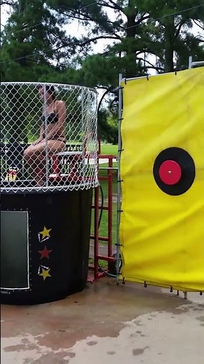 Dunk tank Ariel and Victoria