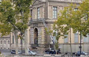 Cambriolage au Louvre : Nacelle, disqueuse et fuite en scooter… Ce que l’on sait du vol au musée