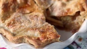 With pie season quickly approaching, SO MANY of you have told me that you feel intimidated by making pie crust. I want you to feel confident in your pie crust making abilities, so I created The Complete Guide for How to Make Pie Crust! Full article-> http://bakerbettie.com/how-to-make-pie-crust/ | Baker Bettie