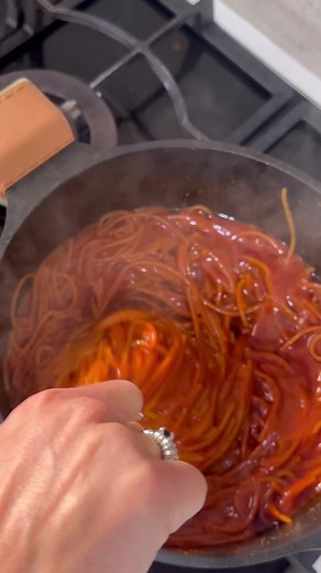 פסטה ילדים של פעם ב3 דק׳הכנה-בסיר אחד🍝 אין שלבים וטיגונים ואין לכלוך של הרבה כלים😅 יותר פשוט מזה אין! חלום שמים הכל בסיר אחד כולל התבלינים כולל הכללל מוסיפים מים מבשלים וזהוווו יוצאת לכם פסטה טעימה ונדירה עם מלא רוטב אדום כזה 👅👅👅 כמו של פעם יאלה בואו נכין: בסיר עמוק נשים חבילת פסטה(לא משנה איזה צורה) נוסיף את התבלינים שלנו: כפית מלח 2 כפיות אבקת שום גבישי חצי כפית פלפל שחור (אפשר גם בלי) 2 כפות אבקת מרק 2 כפות סוכר 4 כפות גדושות פפריקה מתוקה 3 כפות צ׳ילי מתוק קופסא וחצי רסק עגבניות (הקופסאו