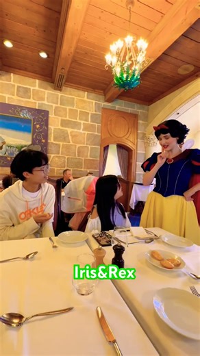 Meet Snow White in Paris Disneyland #travel #france Iris & Rex Blog Blanc comme neigeสโนว์ไวท์