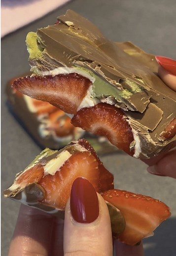 Pistachio Chocolate Strawberries Bar Recipe for Summer