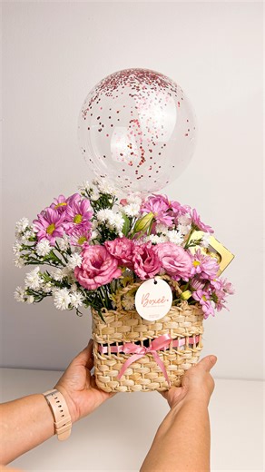 Boxeê | Presentes Recife on Instagram: "14 de Fevereiro, dia mundial do AMOR! 🧡✨ Além do romantismo, é um dia para valorizar a empatia, a gentileza e o cuidado. E a Boxeê te ajuda a montar o presente perfeito para a sua amada! Nos envie uma mensagem e surpreenda o seu amor. ✨🧡 #presentesrecife #presentepersonalizado #boxpresente #lojadepresentesrecife"