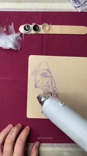 Práctica de tatuaje en piel sintética