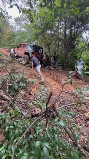 爆改牧馬人停穩半坡，頂住輪胎鎖住車身防止溜車，就位後準備拖救後方墜坑的車輛#越野跑#荒野行動 #越野車 #8月1日 #art