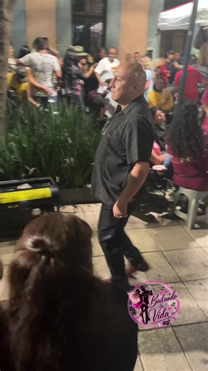 Mujer bailando en la Alameda con ritmo único - baile viral CDMX