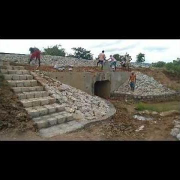 Dry stone pitching of bridges