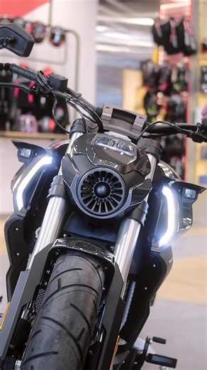 Die Benda LFC 700 Pro ist ein markanter Sport-Cruiser, der sich durch einen Reihenvierzylindermotor und ein sehr breites Hinterrad auszeichnet. 💪🏼 Luftfederung hinten 👍🏼 Brembo-Bremsen 👊🏼 TFT-Display. #bendamotozuerich #bendacruiser #bendalfc700pro #custombike #RetroMathisMotors Original Video from @GrandMoto.az - posted with permission. Edited by me