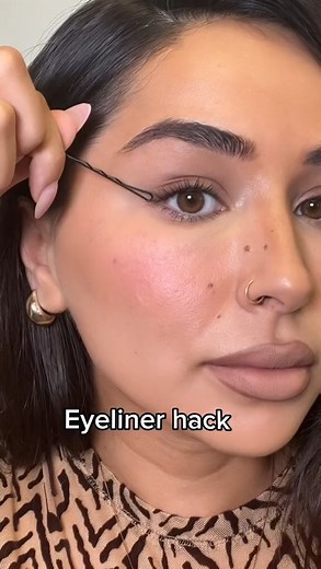 15K views · 100 reactions | Eyeliner hack! #eyeliner #eyelinertutorial #linertutorial #eyelinerhack #wingedeyeliner #makeuphack #fyp #beauty #makeupforbeginners #eyeliner101 #eyelinerforbeginners | Froartistry | Facebook
