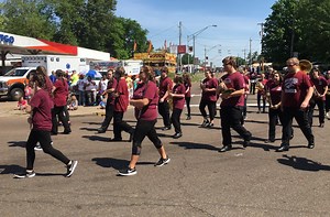 Strawberry Festival Grand Floats Parade winds through Humboldt - WBBJ TV