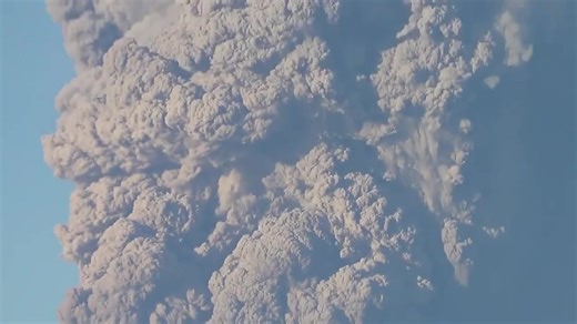 A 10 AÑOS DE LA ERUPCIÓN: VIDEO MUESTRA EL PRECISO MOMENTO EN QUE DESPERTÓ EL VOLCÁN CALBUCO. Este 22 de abril se cumplen 10 años desde la impactante erupción del volcán Calbuco, en la Región de Los Lagos. Un video recientemente difundido recuerda el inicio del evento, captando el momento exacto en que una enorme columna de ceniza se eleva repentinamente, sorprendiendo a quienes estaban cerca. La erupción de 2015 obligó a evacuar a más de 6.000 personas y cubrió de cenizas varias localidades del