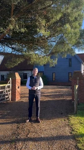 🏡 COMING SOON Set within the Suffolk countryside, Whistlecraft Barn is a magnificent 16th-century barn conversion of exceptional quality. Rich in historic character yet beautifully reimagined, this outstanding home blends original architectural features with high-specification finishes throughout. Carefully landscaped gardens frame far-reaching countryside views, creating a setting that feels both private and timeless. Positioned in the sought-after village of Brome, with easy access to Eye, Di
