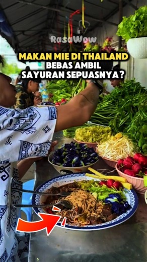 Thailand's unique trend: All-you-can-eat raw veggies with your noodles ⁉️ #shorts #funfacts