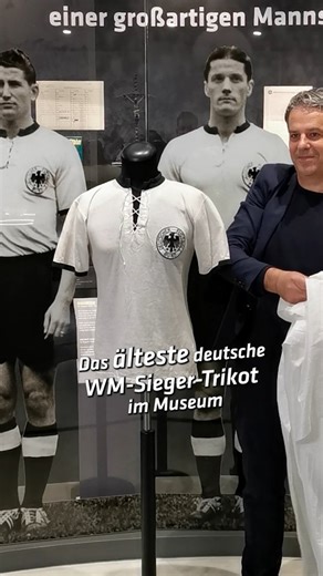 Deutsches Fußballmuseum on Instagram: "📸 Die Enthüllung des Helmut-Rahn-Trikots! 2020 wurde im Deutschen Fußballmuseum ein unvergleichliches Stück Fußballgeschichte präsentiert: das Originaltrikot, das Helmut Rahn im WM-Finale 1954 gegen Ungarn trug. ⚽ Direktor Manuel Neukirchner blickt zurück und betont besondere Symbolkraft dieses Exponats: Es steht für das „Wunder von Bern“, für Teamgeist und den Glauben an das Unmögliche. ✨ Die Spuren der Geschichte sind bis heute erlebbar. Besucherinnen un