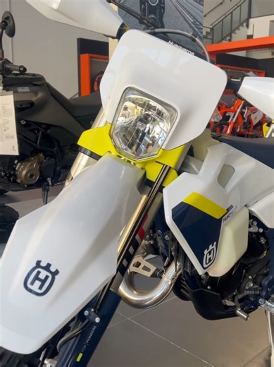 🔥 PRONTA CONSEGNA 🔥 La Husqvarna TE 125 è la regina dell’enduro leggero 💥 Prestazioni enduro impareggiabili, ideale per giovani piloti e amatori che vogliono il massimo su ogni terreno. ⚙️ Motore potente e compatto 🏁 Massimo controllo off-road 🌍 Perfetta su qualsiasi tracciato 👉 Disponibile subito da New Valentini Moto, 📍 Concessionaria ufficiale Husqvarna ad Alessandria ❓Chi se la porta a casa? #husqvarna #125cc #enduro #dirtbike #offroad