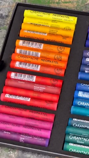 En la manufactura suiza 🇨🇭de Caran d’Ache @carandache nada se deja al azar Cada lápiz, cada color y cada pieza es seleccionada a mano con una precisión casi ritual Los artesanos revisan, eligen y empaquetan uno por uno, asegurando que cada producto salga con la calidad que caracteriza a la casa desde 1915 Así trabajan ellos: con paciencia, con maestría y con un respeto absoluto por el oficio Caran d’Ache ♥️ Donde la excelencia sigue siendo hecha a mano ✍🏻 #CarandAche #SwissMade #manufacture |