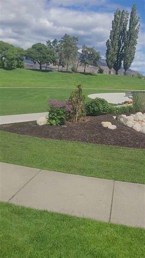 Beautiful Waterfront Park on Okanagan Lake in Kelowna B.C. Canada 🇨🇦 😊 😎