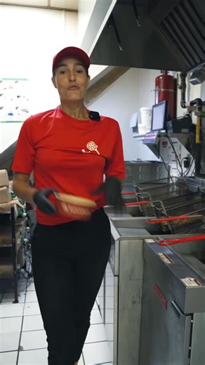 25K views · 214 reactions | Aimeriez-vous qu'on ait une poutine dessert au chocolat Dubai sur le menu?  #Dubai #Chocolat #Poutine #Quebec #ChocolatDubai | Pizza Salvatoré | Facebook