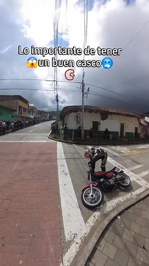 Que casco será🤔😱🥶📿🙏😱 porque si cumplió con su función 💪✊️🥶😱✅️📿🔥📿 #fblifestyle | Balazomotos