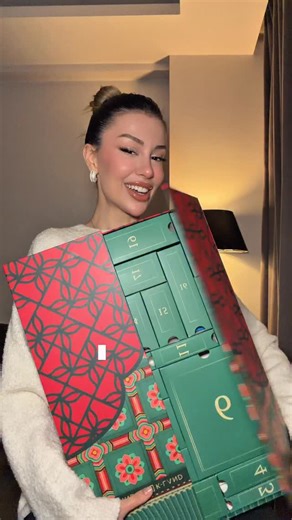 Hande Aselbelis Şentepe on Instagram: "Yeni yıla girmeden hediyenizi kapın derim 😍✨ Ne kadar yorum o kadar şans arkadaşlarını da etiketlemeyi unutma bir hafta sonra görüşürüzzz🥹🤍 @klandturkiye #adventcalendar #reklam değil"