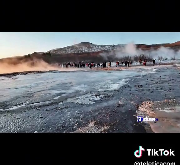 El equipo de #7Días presenció los géiseres como parte de su especial Expedición Islandia. Podés ver el reportaje completo en Teletica.com. 📲 #Teletica #Islandia #Géiser #CostaRica #Reportaje