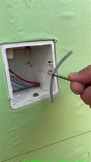 家里暗盒坏了，不用砸，这样修牢固的很#暗盒修复器 #底盒修复器 #底盒修复卡片 #五金工具 #开关插座