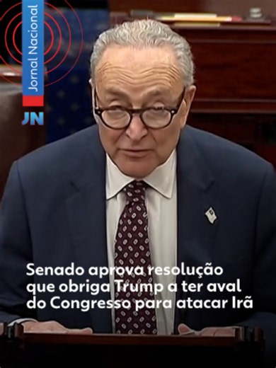 EUA x Irã - O Senado dos Estados Unidos aprovou nesta terça-feira (23) uma resolução que impede o presidente Donald Trump de realizar novos ataques ao Irã sem a aprovação do Congresso. A medida já havia sido aprovada pela Câmara no início do mês. O resultado da votação reflete a preocupação de parlamentares, inclusive republicanos, com o conflito. A aprovação foi vista como um raro revés para Trump no Congresso, já que o partido do presidente tem a maioria na Câmara e no Senado. A proposta foi a