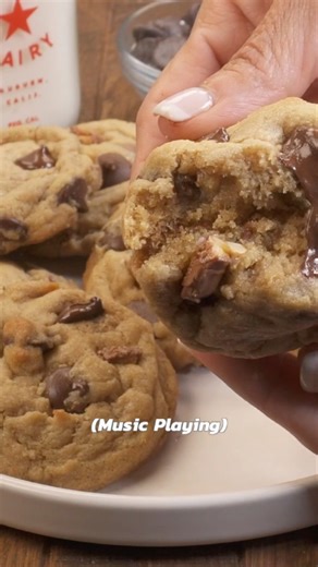 Soft, chewy, and packed with chunks of real Snickers bars 🍫🥜 — these cookies are pure candy bar heaven! 🍪✨ 🔗https://butteryourbiscuit.com/snickers-cookies/ #butteryourbiscuit #snickerscookies #chocolatechipcookies🍪 #haloweencandy | Butter Your Biscuit