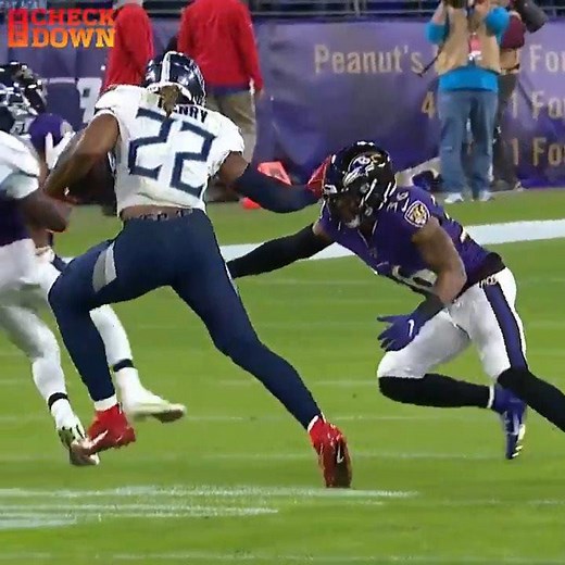 That Derrick Henry stiff arm doesn’t play nice 😳😤 (via The Checkdown) | Tennessee Titans